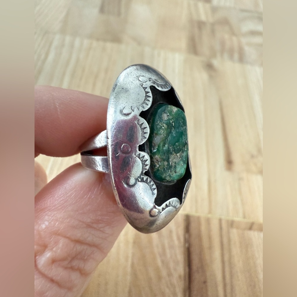 Vintage southwestern silver stamped oval ring with green stone - Picture 2 of 11